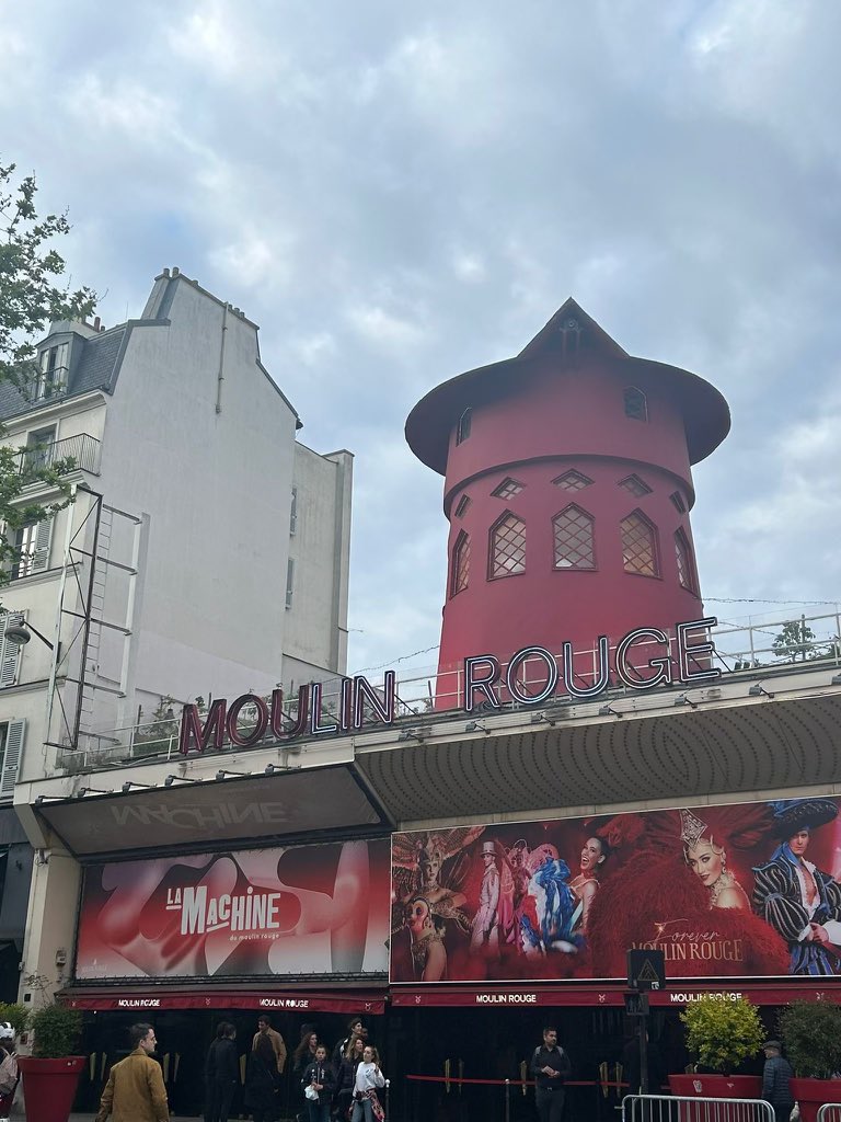 Le @moulinrouge a déjà retrouvé toutes ses lettres!