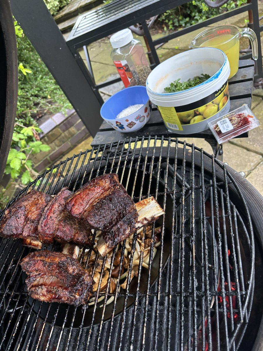 FriYay!
#BritishBeef #britishbeefweek 🇬🇧 #shortrib
And yes, I am BBQing in the rain because I’m British and that’s what we pommes do 👊