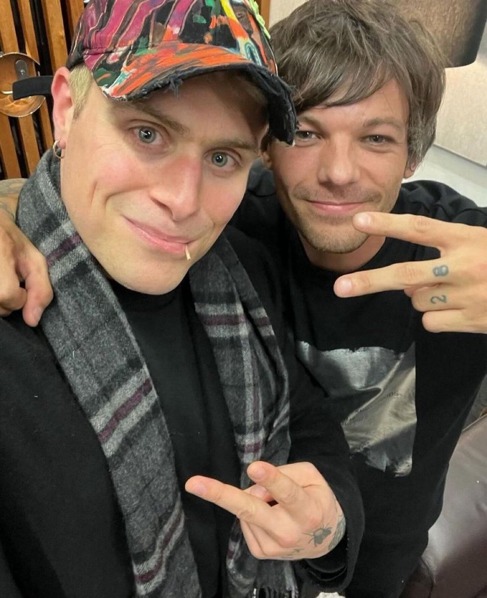 Louis with Johnny from DMA's!

📸 dmasmusic