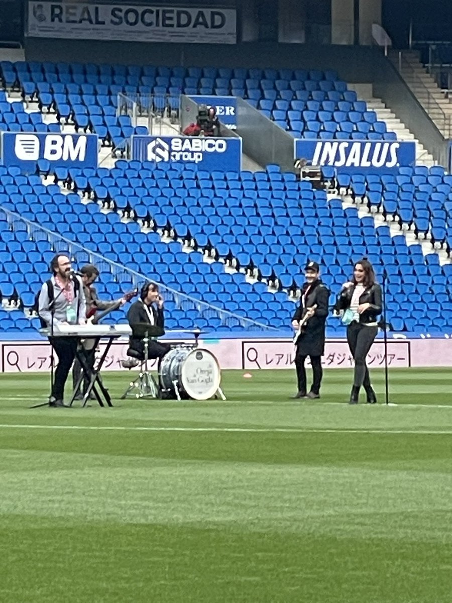 La Oreja de Van Gogh ensayando “20 de enero” en Anoeta. Seguro que muuuuuchos recuerdos para muuuuuchas personas, verdad? 😉 Gran canción.