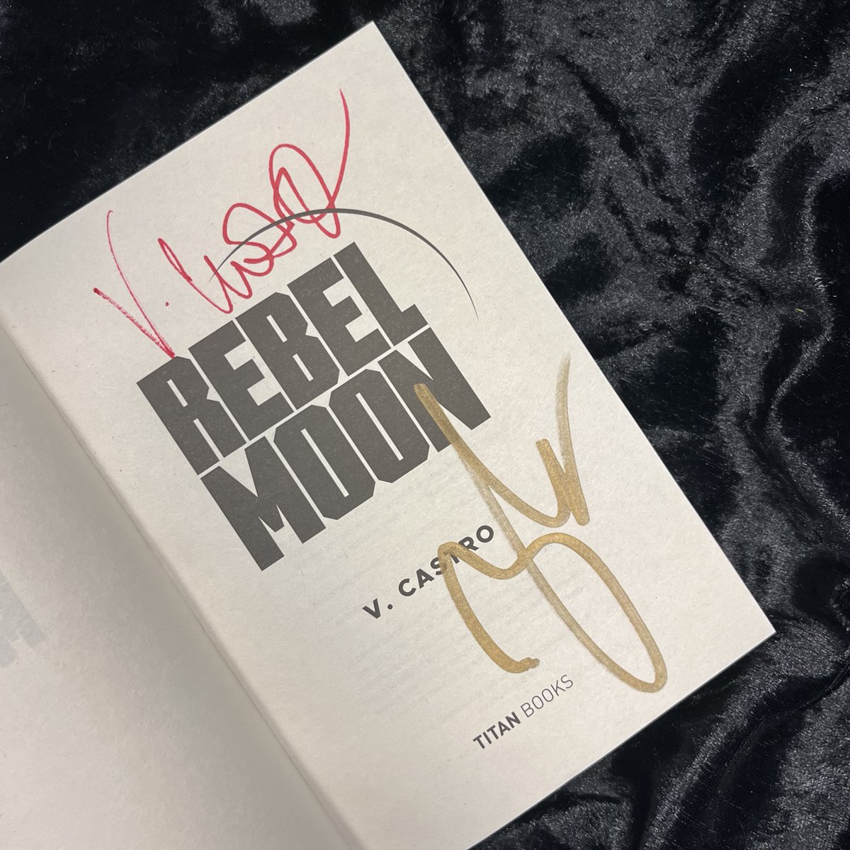 To celebrate @rebelmoon Part Two: The Scargiver we're giving away 2 copies of the Rebel Moon — Part One: A Child of Fire novelization SIGNED by @ZackSnyder and @vlatinalondon! To enter: Follow @TitanBooks, RT, and tag a friend who loves Rebel Moon UK only. Ends midnight, May 10