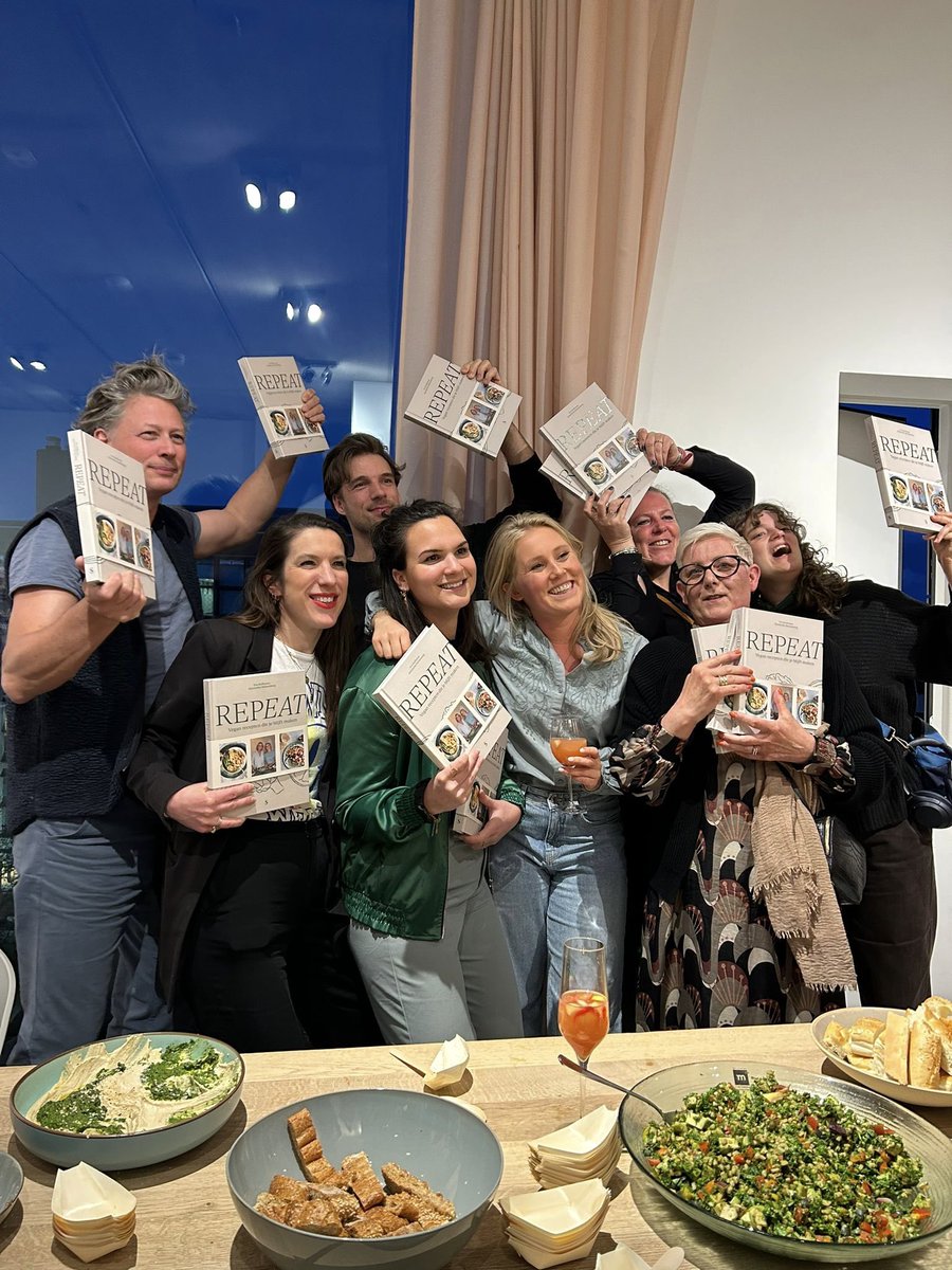 Van twee handen op één buik naar twee handen op één boek❤️🎉! Ons eerste kookboek REPEAT is NU verkrijgbaar in de boekhandels en online. Ongelofelijk trots en blij! Liefde voor iedereen die ons heeft geholpen. Bestellen kan hier: bit.ly/repeatkookboek
