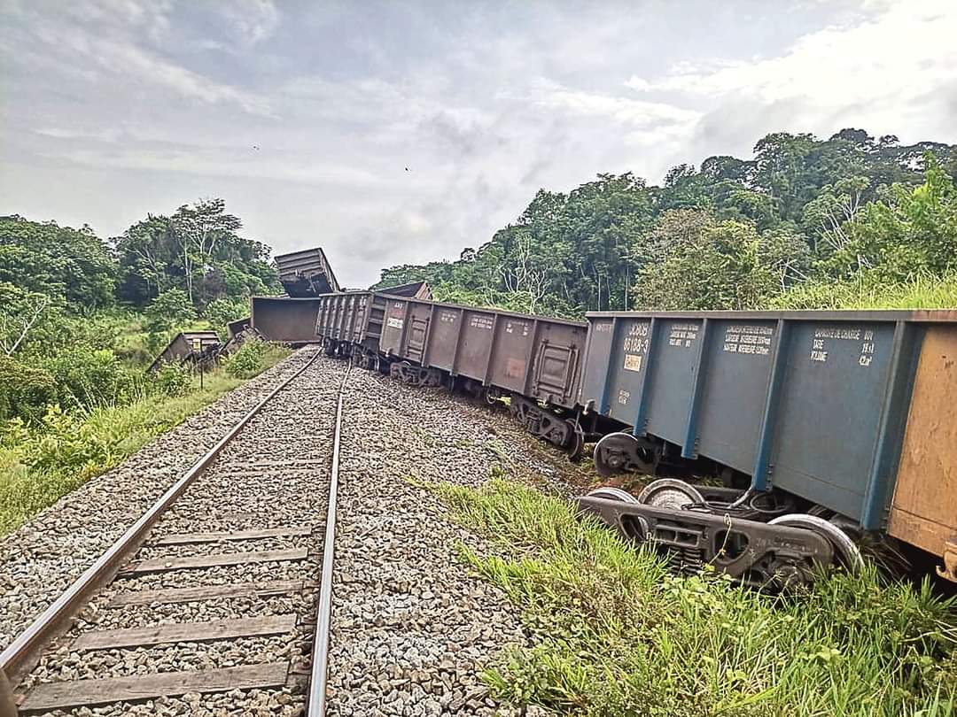 LPJGabonais's tweet photo. #Setrag | Suspension momentanée du trafic, suite au #déraillement du #train minéralier N°3473 survenu ce vendredi 26 avril 2024, aux environs de 8h52 entre les gares de Milole et Lastourville au PK476+958. Aucun blessé n’est à déplorer. #Gabon #LPJG #Transport https://t.co/wnGHcexRN3