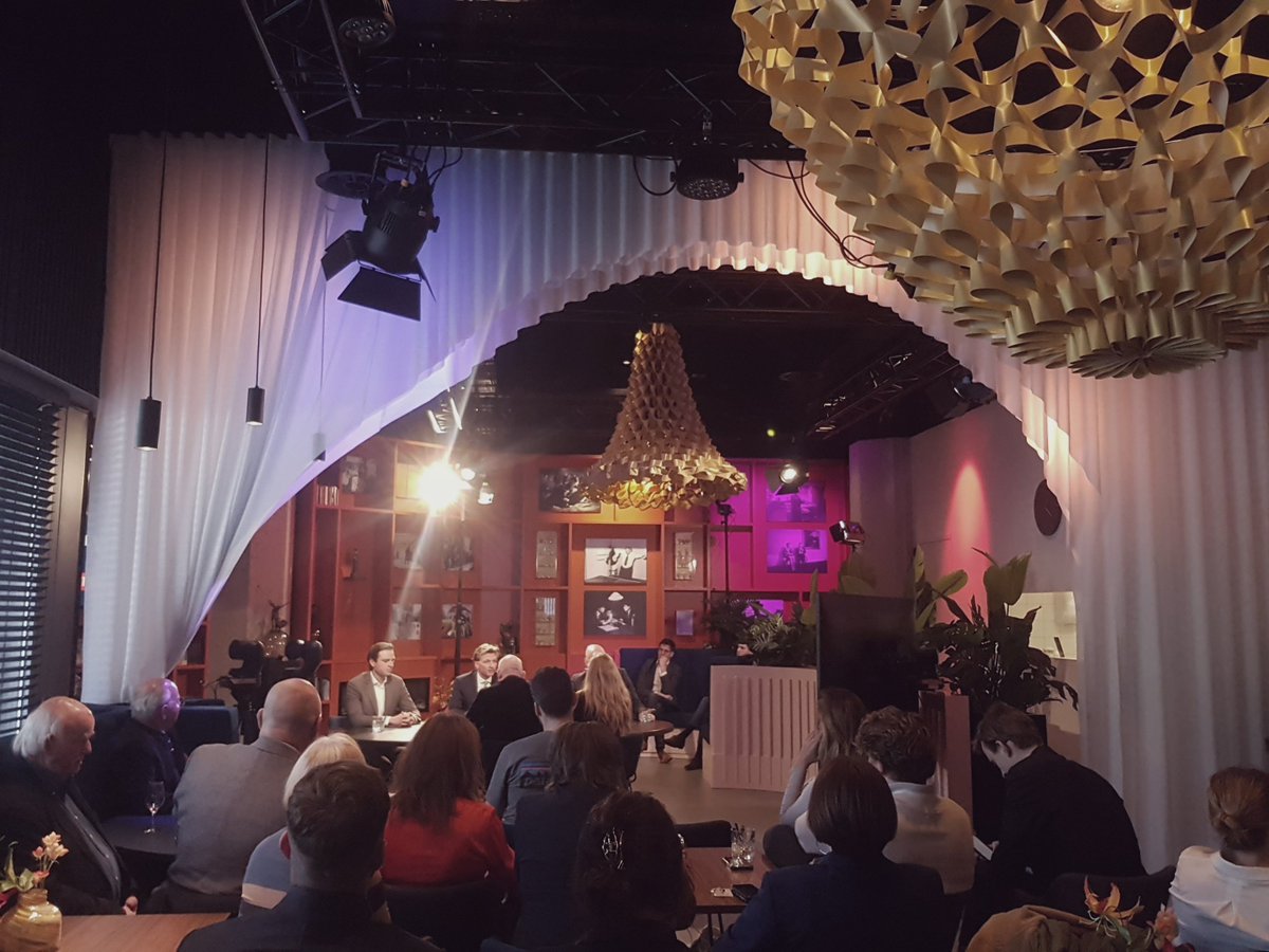 Erg leuk om vanmiddag bij het EP-lijsttrekkersdebat van @HaagschCollege @CafeEuropaEU in de @nieuwspoort-bar te hebben kunnen zijn. Met @BasEickhout, @DirkGotink,@Gerbrandy @GerrieElfrink, @MalikAzmani, @tbwberendsen. Moderatie @annettevansoest en Stefan de Vries.