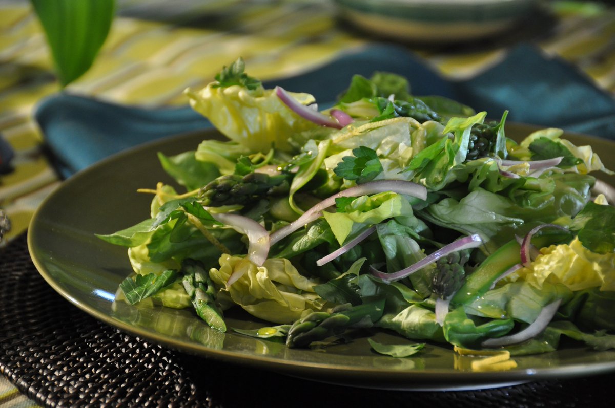 Asparagus ribbons and a tangy lemon vinaigrette shine bright in this simple spring salad 🍋🥗 Get @RogerMooking's recipe: cooktv.com/3sU8uKy