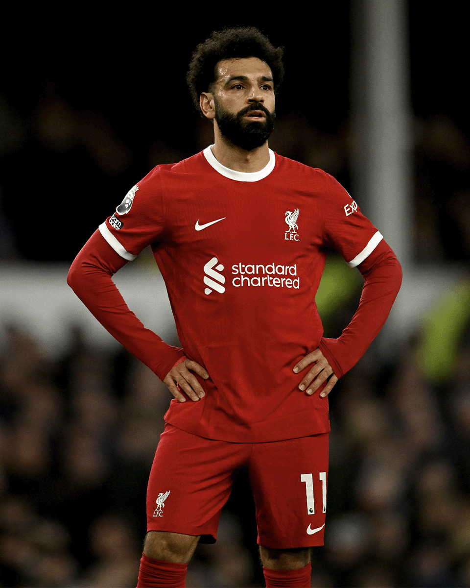 92 of the top 100 ranked #FPL managers gave Mo Salah the armband in Gameweek 34 as he returned only three points 🙃 Who will you be handing the armband to in GW35? 👨‍✈️