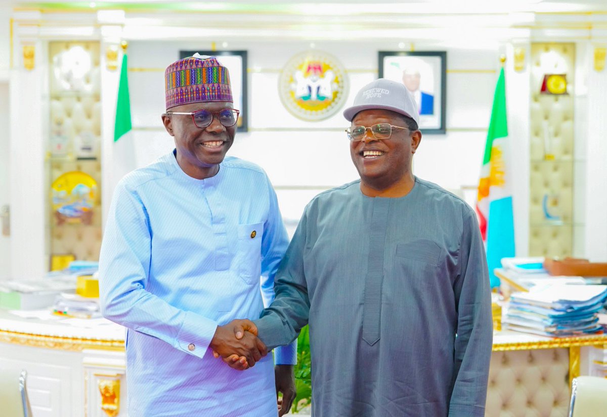 Lagos State Governor, Mr. Babajide Sanwo-Olu, Senator Tokunbo Abiru yesterday paid a thank you visit To the Minister of Works, Engineer Dave Umahi over the 34-Km Ikorodu-Itokin road reconstruction.