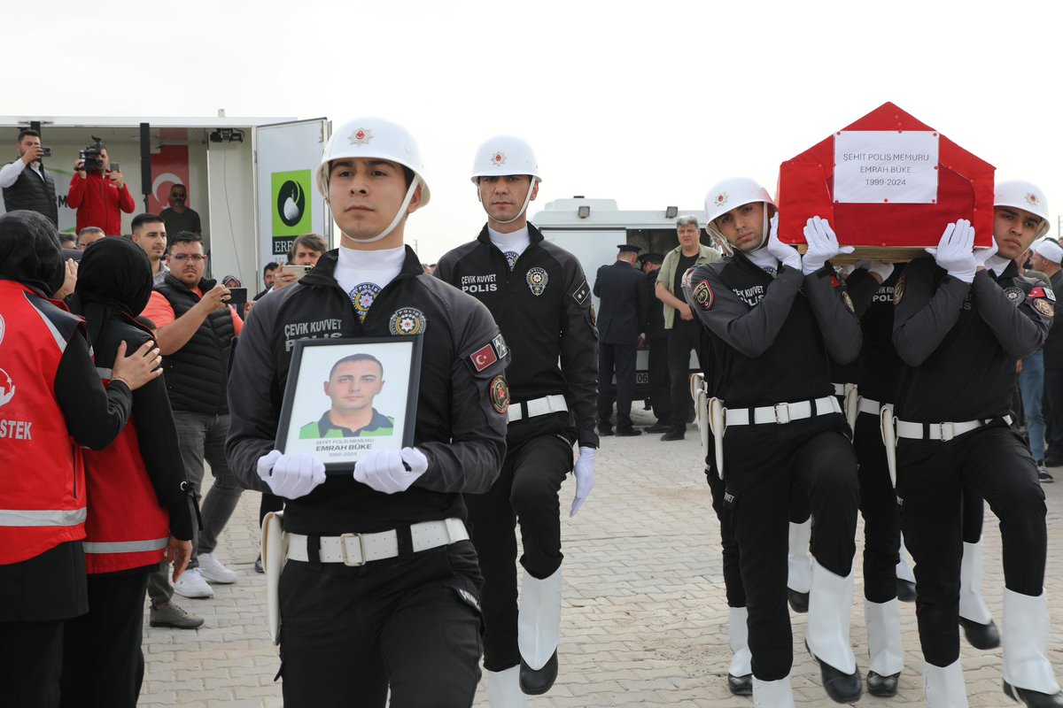 Kahraman Şehidimiz Polis Memurumuz Emrah Büke'yi, Kamışlıkuyu Mahallesi Camii’nde kılınan cenaze namazının ardından son yolculuğuna uğurladık. 🇹🇷🇹🇷🇹🇷 Ruhu şad, mekanı cennet olsun... 📍Konya