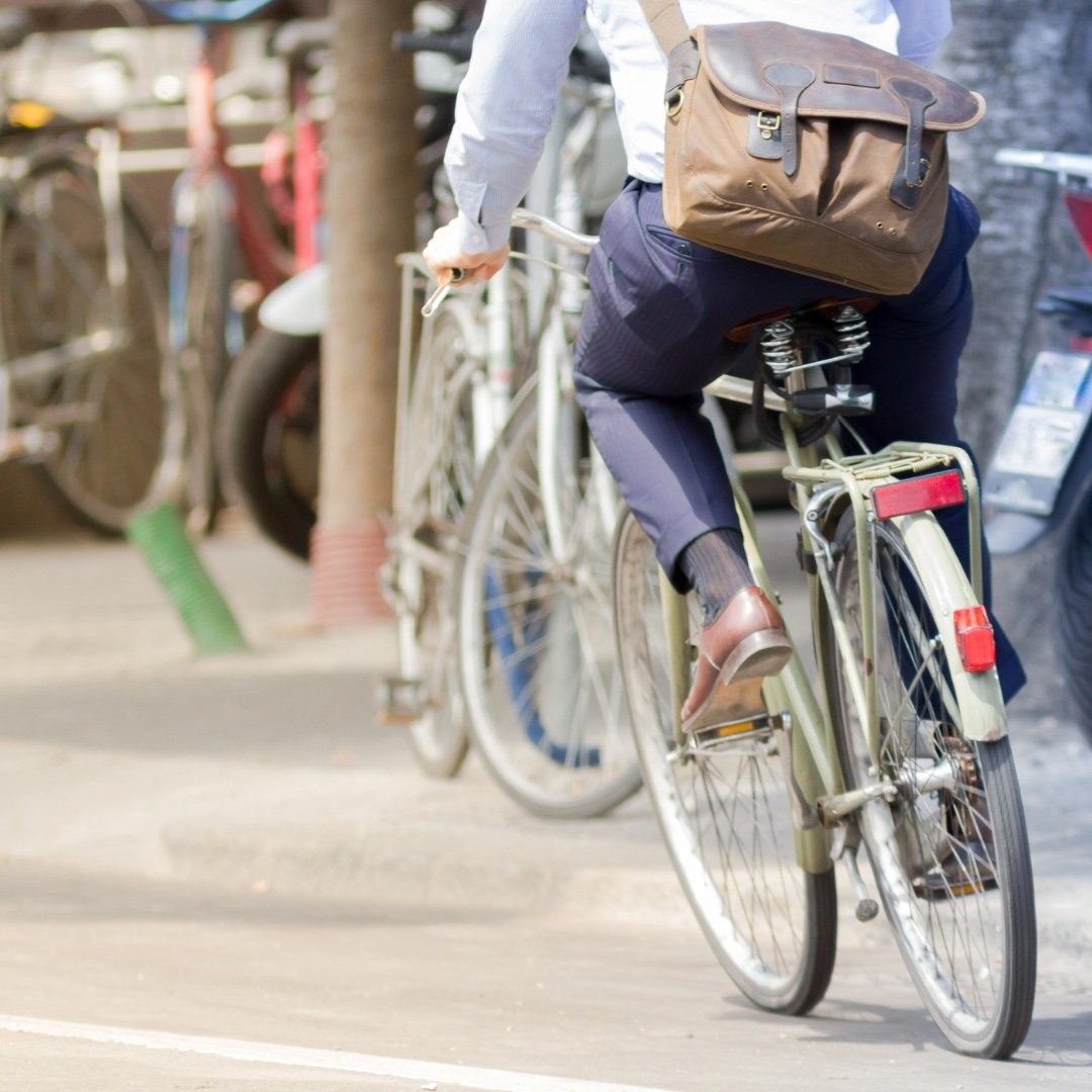 🚲 👌 Tehnično brezhibno kolo ima:
✅ delujoče svetilke; spredaj belo in zadaj rdečo,
✅ prilagojeno višino krmila in sedeža,
✅ dobro delujoče zavore,
✅ napolnjene pnevmatike,
✅ zvonec.
Je vaše kolo opremljeno z vsem naštetim? 🧐 #VozimoPametno