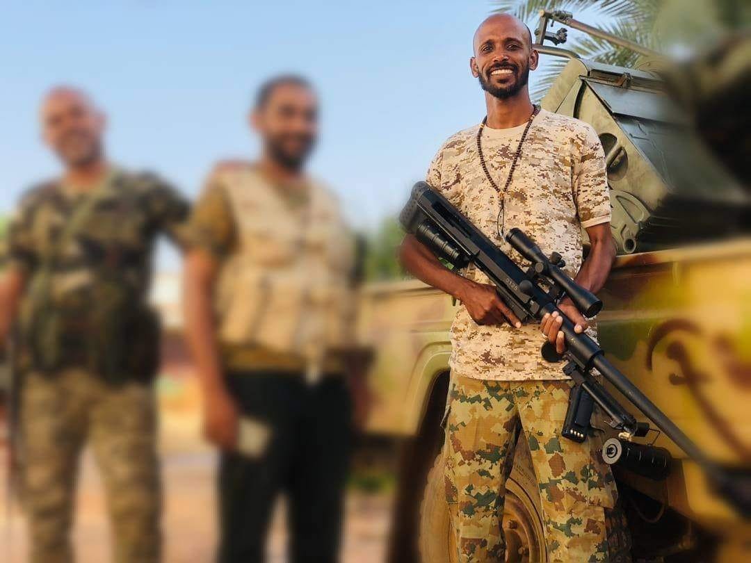 جنود سودانيون ينشرون بندقية صينية الصنع مضادة للمواد HSARI LR2 عيار 12.7 × 108 ملم GMG73dtWUAIIen5?format=jpg&name=medium