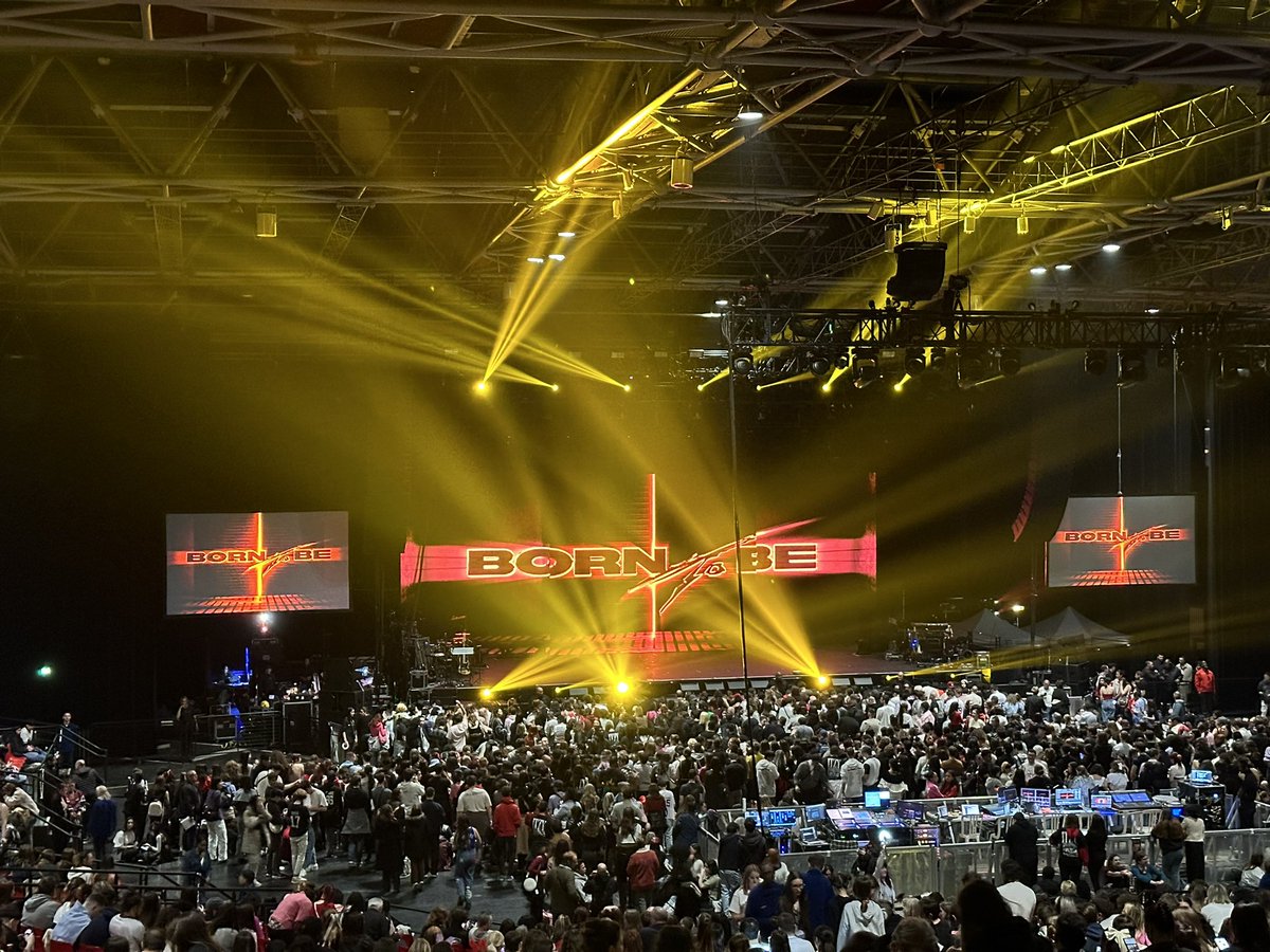 Hyporeine's tweet photo. Let's go ITZY ! #ItzyinParis https://t.co/AKeyd1pWIW