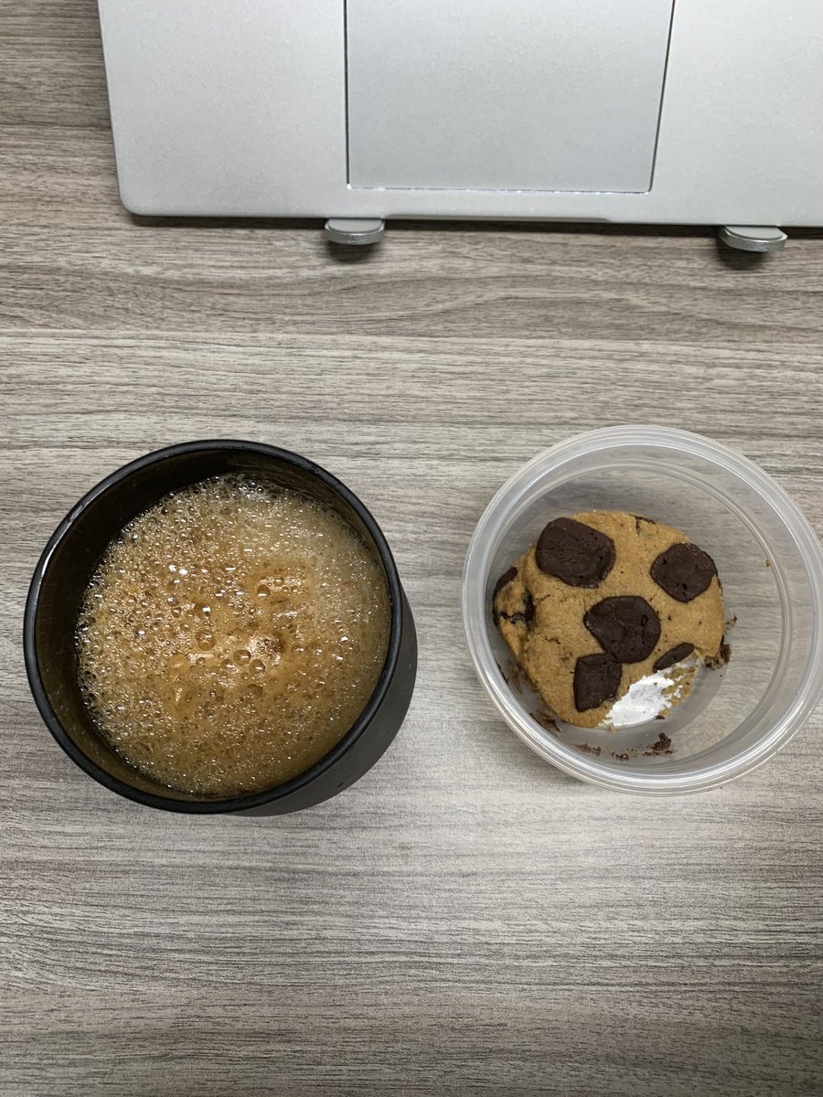 Placeres de la vida adulta:
Café + Galleta Rock n Fit.