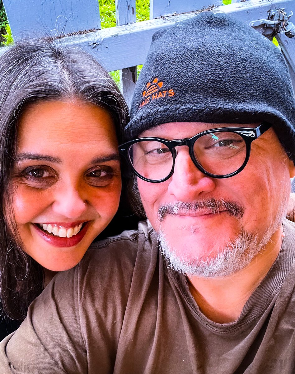 Happy Friday friends! Sara and I are sending you warm wishes for a most wonderful weekend. Love to you all!! ❤️✌️#weekend #weekendmood #weekendvibes @SaraMPayan @plantedwithsara @furthurband #furthur #BoxSet #music #peace #love #gratefuldead #deadheads #GDFamily #cannabis