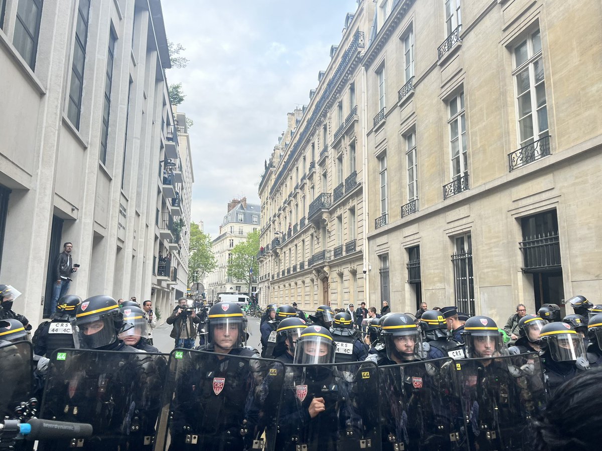 Présent avec mon collègue @Portes_Thomas devant SciencesPo Paris au moment où la préfecture de police décide l’évacuation de la mobilisation pour un cessez-le-feu à Gaza et en Palestine. Stop à la répression d’Etat !