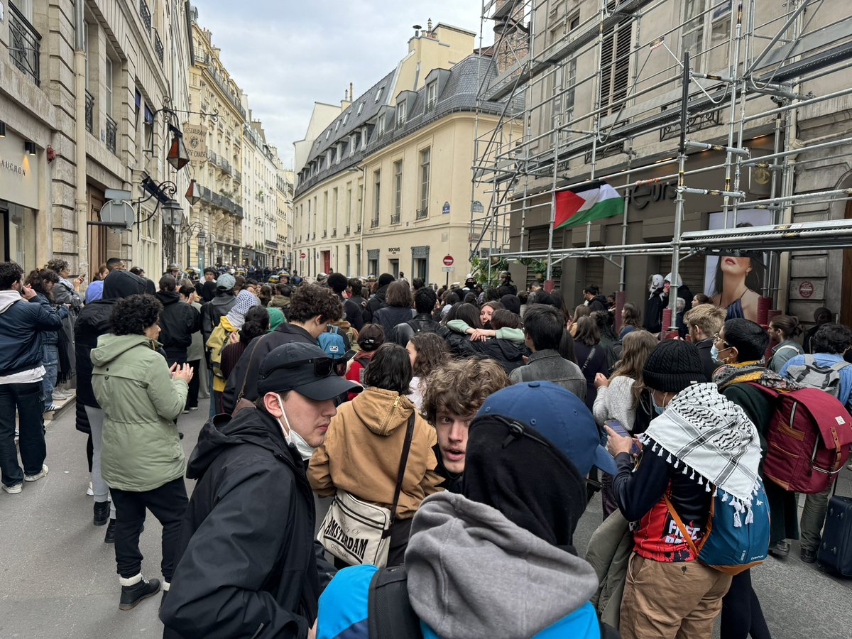 Intervention des forces de l’ordre à #scpo paris les journalistes empêchés de prendre des photos, empêchés de s’approcher des manifestants,  étudiants chassés passants éloignés. Du bd st Germain à la rue de grenelle un seul cri  #FreePalestine 🇵🇸