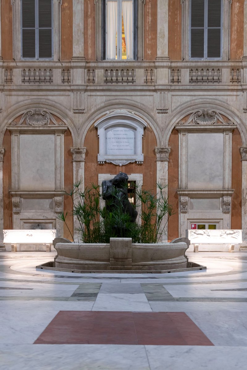 #SenatoInDettaglio. Al centro del Cortile d'Onore di Palazzo Madama è stata posta nel 1972 la Grande figura accoccolata di Emilio Greco. #VirtualTour per visitare gli ambienti più significativi dei palazzi del Senato 🔗  senato.it/vt/vtall/