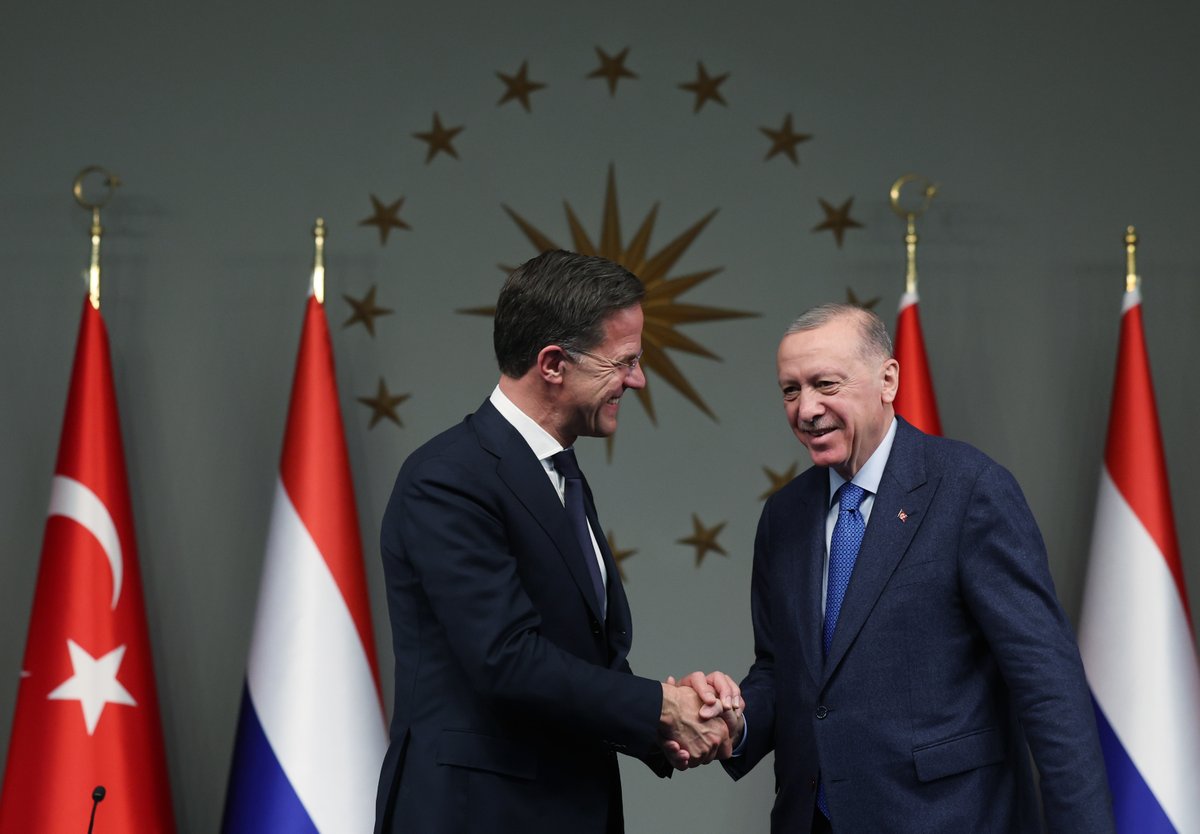 Hollanda Başbakanı, değerli dostum Sayın Mark Rutte ve heyetini İstanbul’da misafir etmekten memnuniyet duydum. 🇹🇷🇳🇱

Görüşmelerimizde ülkelerimiz arasındaki çok boyutlu iş birliğini gözden geçirdik, ikili münasebetlerimizi daha ileri taşıma kararlılığımızı teyit ettik.