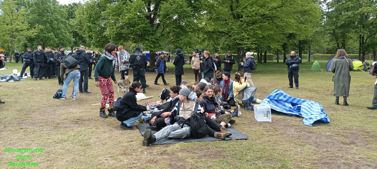 Heute gab es eine verbotsverfügung für die weiterführung des palästina camp in regierungsviertel dies wurde denn durch die Berliner Polizei geräumt denn aus diesem Camp gab es auch Straftaten Anmelder war nicht willens die Straftäter aus dem Camp zu verweisen #b2604