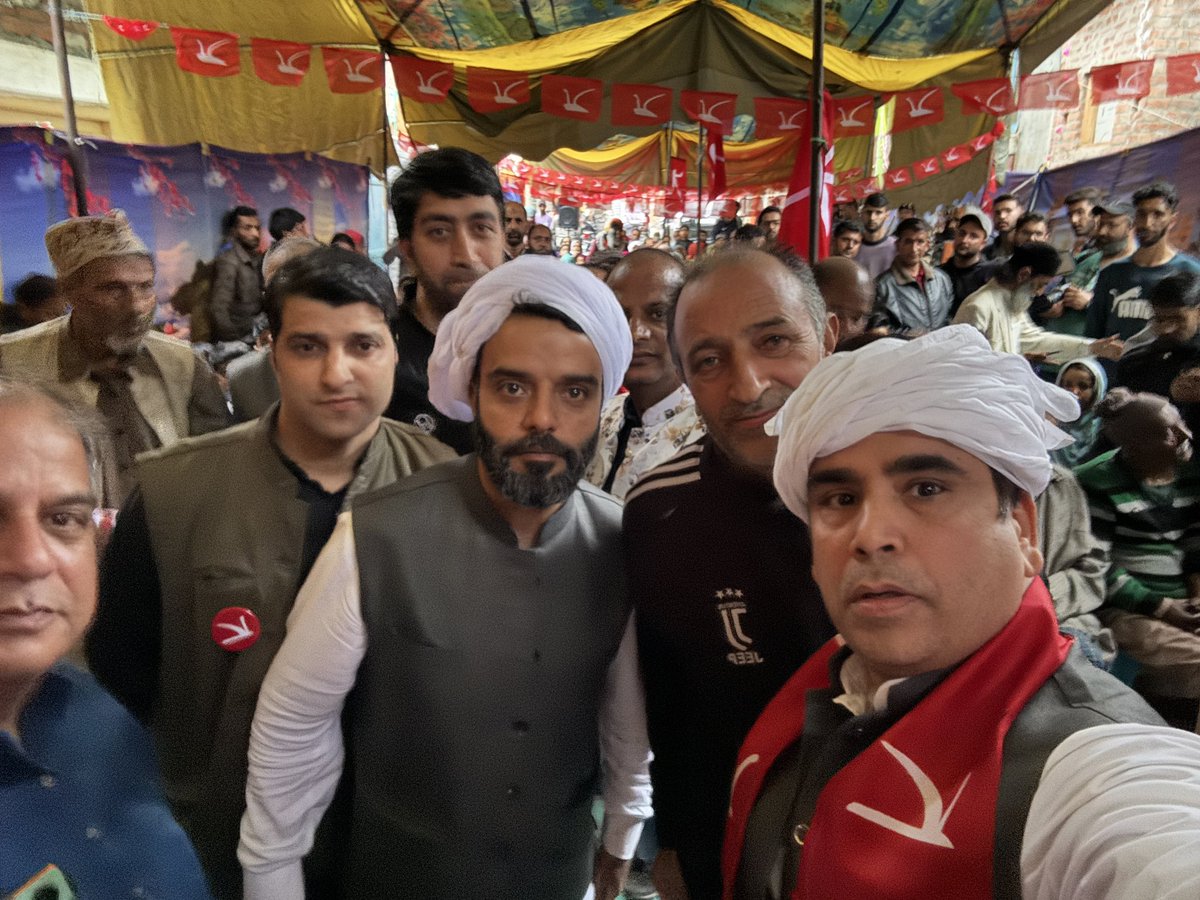 At Bachidarwaza, Makhdoom Sahab in Zadibal Constituency with Srinagar Parliamentary Candidate Aga Ruhullah !! #JKNCampaign. #VoteforJKNC #HalHiHalhai