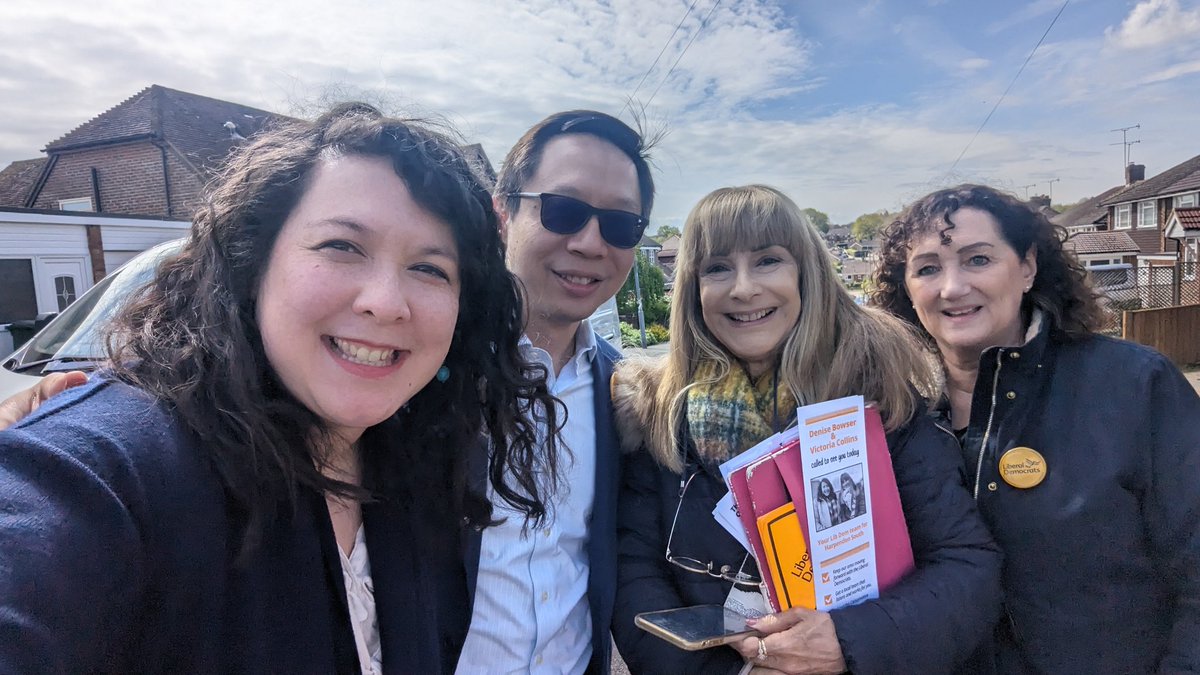 ☀️ A sunny afternoon on the doorstep talking to local people in #Harpenden! 🔶 What a great team! What a great candidate Denise is - she will be such a committed councillor for local people in Harpenden South!