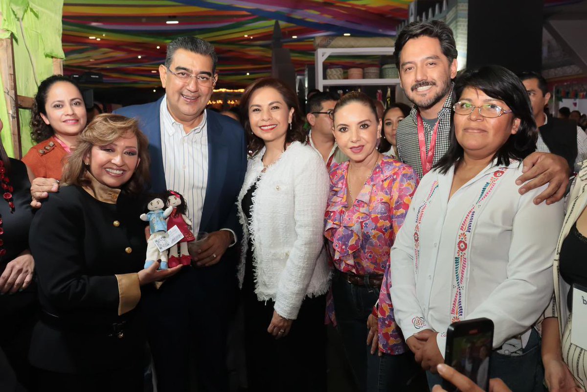 Este jueves en el arranque de la #FeriaDePuebla2024 
vimos posar muy a gusto al gobernador de #Puebla @SergioSalomonC y a la alcaldesa de San Pedro Cholula @Paola_Angon junto a la gobernadora de Tlaxcala @LorenaCuellar ¡Son tiempos de reconciliación!