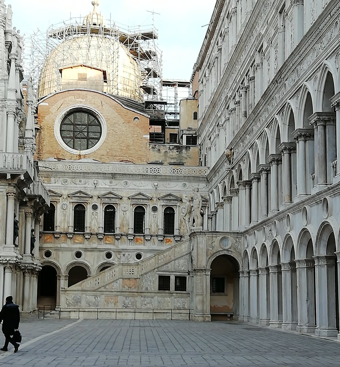 Cortile interno di #palazzoducale #Venezia #Venice #Venicephotography #arteaVenezia #scultura #architettura #palazziveneziani