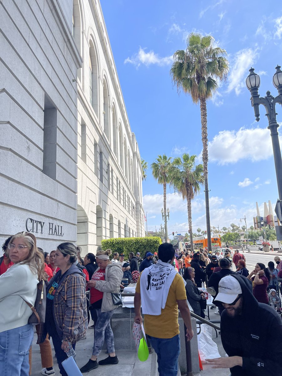 Tenants and community members are not being let inside to give public comments because council chambers are full! We’re asking tenants to flood the lines and give comment via ☎️ Use our toolkit for talking points: bit.ly/klahtoolkit