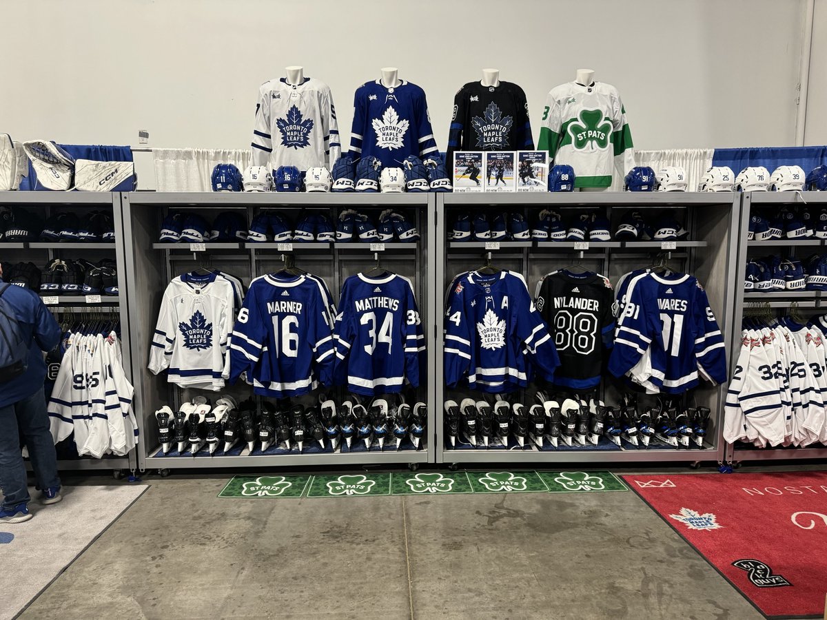 ShopRSApparel's tweet photo. Come visit us at the Sportcard Expo this weekend! 🏒
📍International Centre, Mississauga, ON
🕙 Hours:
4/26 - Open until 8 pm today
4/27 - 10 am-6 pm
4/28 - 10 am-5 pm
See you there, #RSAFam!
#LeafsForever https://t.co/WMqM6QMNan