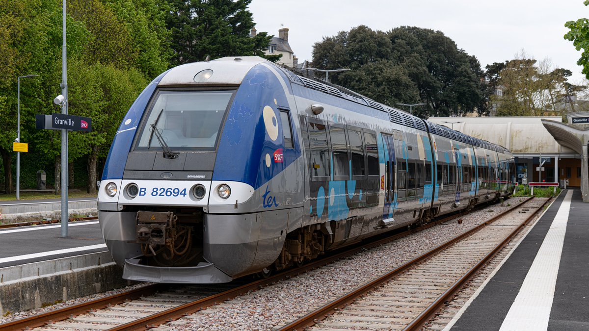 Le train TER n°853430 assuré en B 82693/94 prêt au départ, voie C en gare de Granville, pour Caen.
Il desservira les gares de Coutances, Saint-Lô, Lison, Le Molay-Littry, Bayeux, Audrieu et Bretteville - Norrey.

ℹ️ Informations supplémentaires en réponse ci-dessous 👇