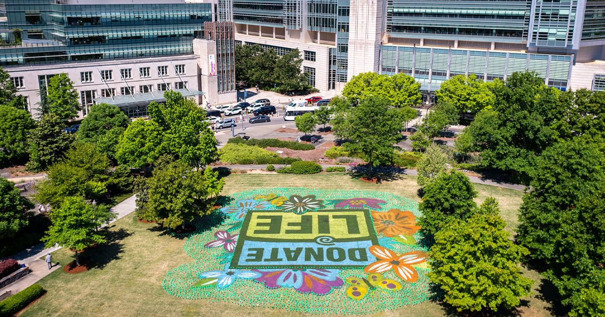 April is #NationalDonateLifeMonth and the lawn in front of @DukeHospital was painted as a testament to those awaiting a life-saving transplant and to honor those who gave the gift of life through organ, eye, and tissue donation. See more: bit.ly/3UxZHz4 @DukeMedSchool