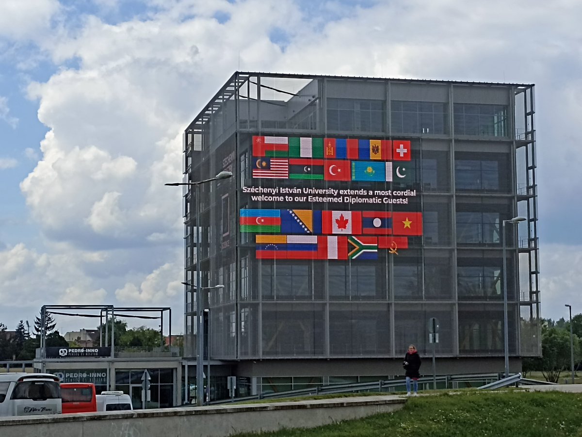 A Széchenyi István Egyetem (<a href="/university_gyor/">Széchenyi István Egyetem - University of Győr</a>), Győrben 🇭🇺, vendégül látta Pérez Alván nagykövetet és a diplomáciai közösség más képviselőit, hogy bemutassa tudományos parkját és innovációs ökoszisztémáját. (1/4)