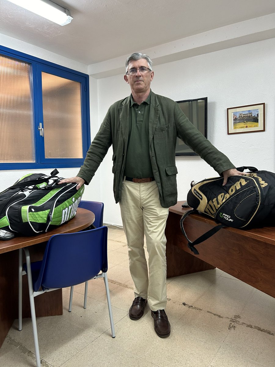 Ayer y hoy he impartido en Fadura la asignatura “Historia del tenis” dentro del Curso de Monitor Nacional “Nivel 1”. Se me ha pasado sacarme una foto con los alumnos. Aquí aparecen con mis compañeros profes @Txvillanueva, Luis Azkue y Jorge Novoa. @fvascatenis @GetxoKirolak