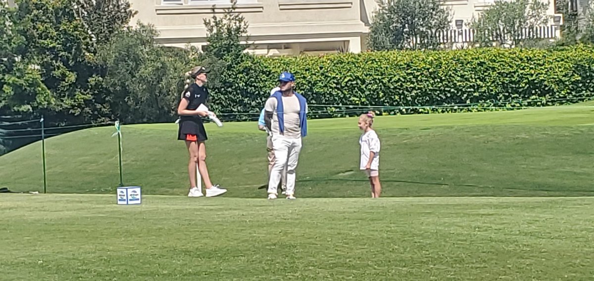 ⛳ Before teeing off on 15, @oliviacowanlive of Germany took a moment to chat with a young @NellyKorda fan (wearing a 'Team Nelly' shirt). #GrowingTheGame
@LPGA
@JMEagleLAChamp
@OliviaCowan