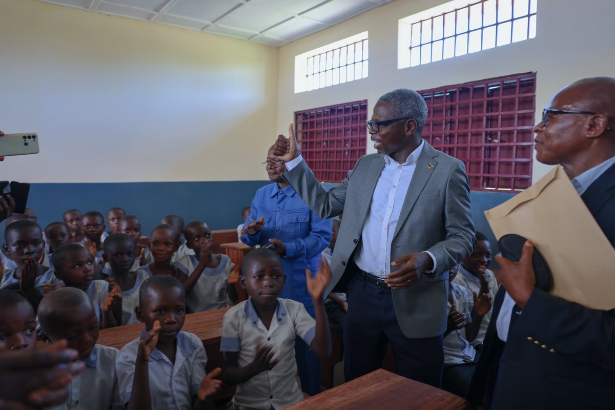 Le Représentant résident du @PNUDRDC remet aux autorités congolaises ; les clés de l'école primaire Sacré-Cœur de Lodja, Sankuru construite grâce au #PDL_145T. La joie des enfants, parents & enseignants témoigne de la pertinence dudit programme. @PlanRdc @DamienMama @UNDPAfrica