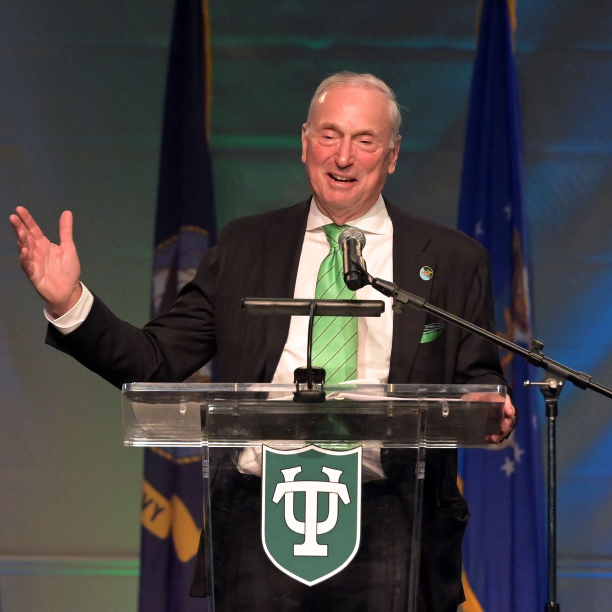 In recognition of his leadership in healthcare, Robert I. Grossman, MD, CEO of NYU Langone Health and dean of NYU Grossman School of Medicine, was recently honored with the Distinguished Alumni Award from @Tulane University. Congratulations, Dr. Grossman!