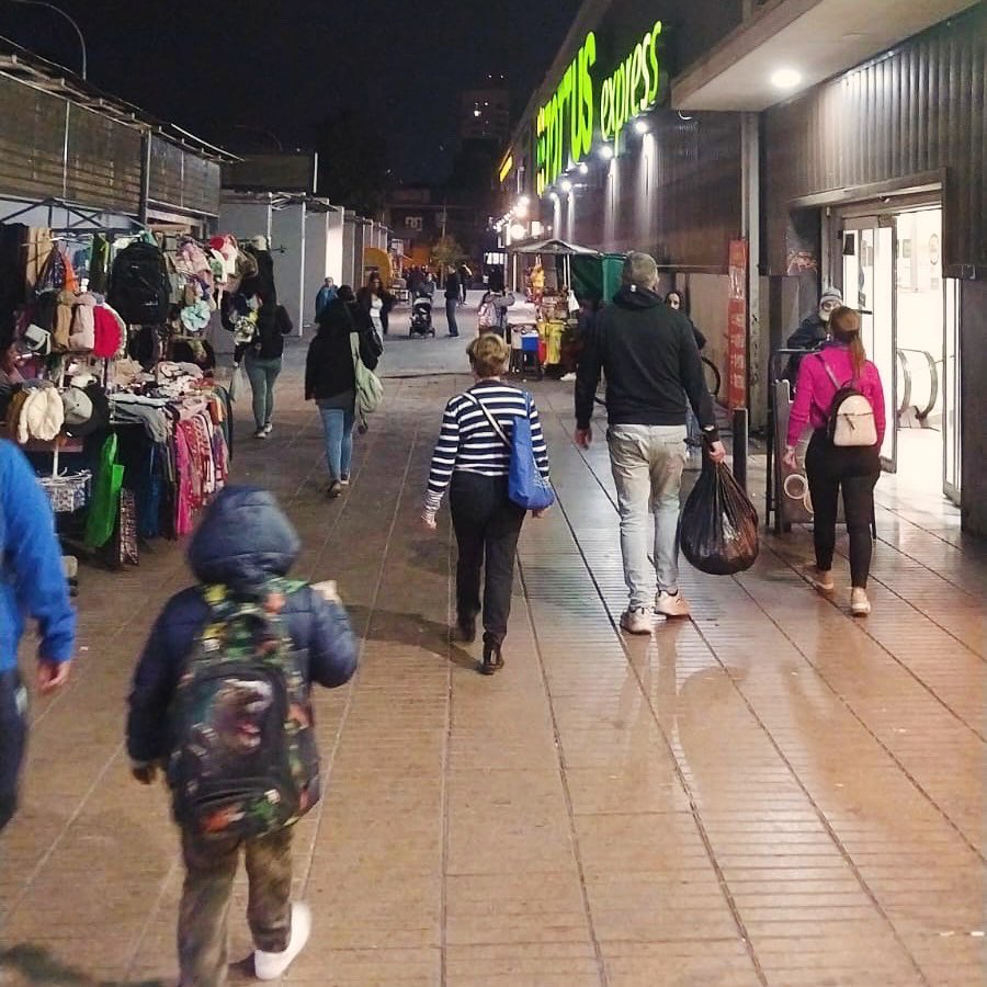 🚨✨En las rutas diarias de patrullajes mixtos, realizamos el retiro del comercio informal en estaciones de metro de la comuna. ℹ️Esta labor se lleva a cabo en diversos horarios del día y busca mantener el orden en la vía pública. 🫱🏼‍🫲🏽 No compres en el comercio informal‼️