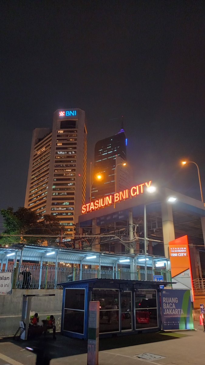 Potret malam di sekitar Sudirman, Jakarta di kala menyambut akhir pekan. Lampu kelap kelip gedung yg masih bersinar...hiruk pikuk manusia yg riang gembira menyambut datangnya akhir pekan. @infojakarta @txtdrjkt #Nightwalker