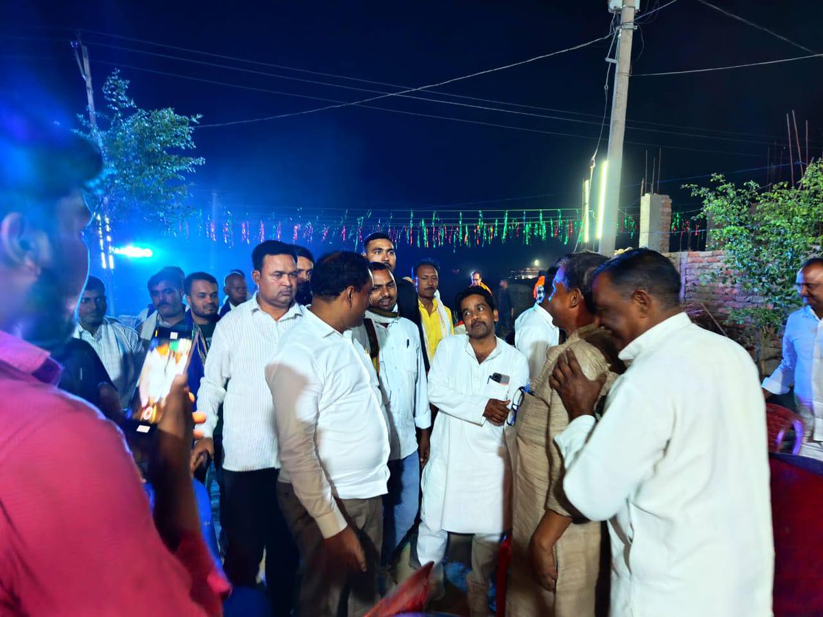 AnilKumarBSP11's tweet photo. गाँव~खेमराजपुर, में चंदन चौहान जी के भतीजे की शादी समारोह में मुझे सम्मिलित होने का अवसर मिला, लोगों से मिलकर बहुत आनंद आया। 
ईश्वर से प्रार्थना करता हूँ कि वर-वधू की जोड़ी अनंत काल तक बनी रहें, उन्हें सुख-समृद्धि की प्राप्ति हो। 
बहुत-बहुत शुभकामनाएँ!!🙏 https://t.co/ovdcE5FgWC