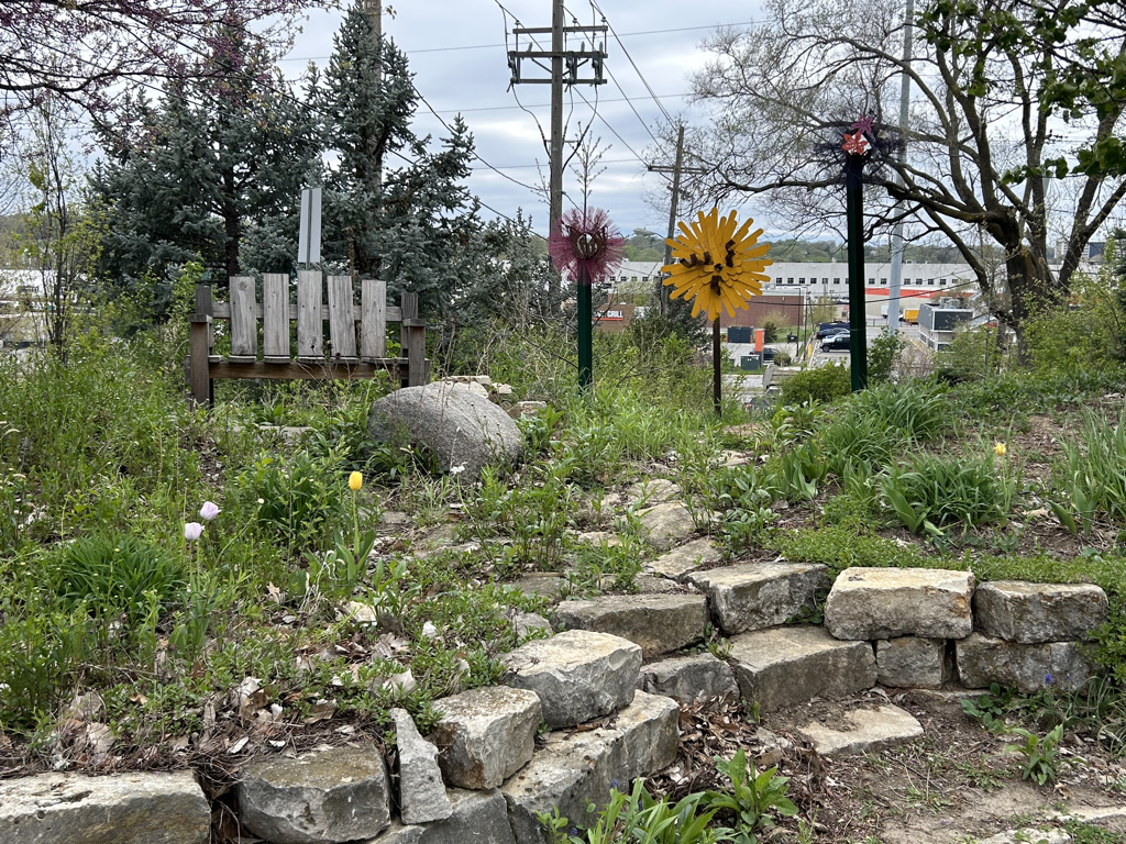 BBPOmaha's tweet image. Take a look at the hill behind these amazing @FNBO volunteers. There was so much litter in the bushes &amp;amp; on Howard Hill...11 bags. 60 mins. #MakeADifference #CommitToClean