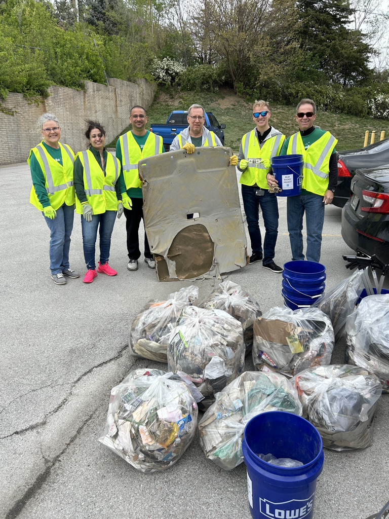 BBPOmaha's tweet image. Take a look at the hill behind these amazing @FNBO volunteers. There was so much litter in the bushes &amp;amp; on Howard Hill...11 bags. 60 mins. #MakeADifference #CommitToClean