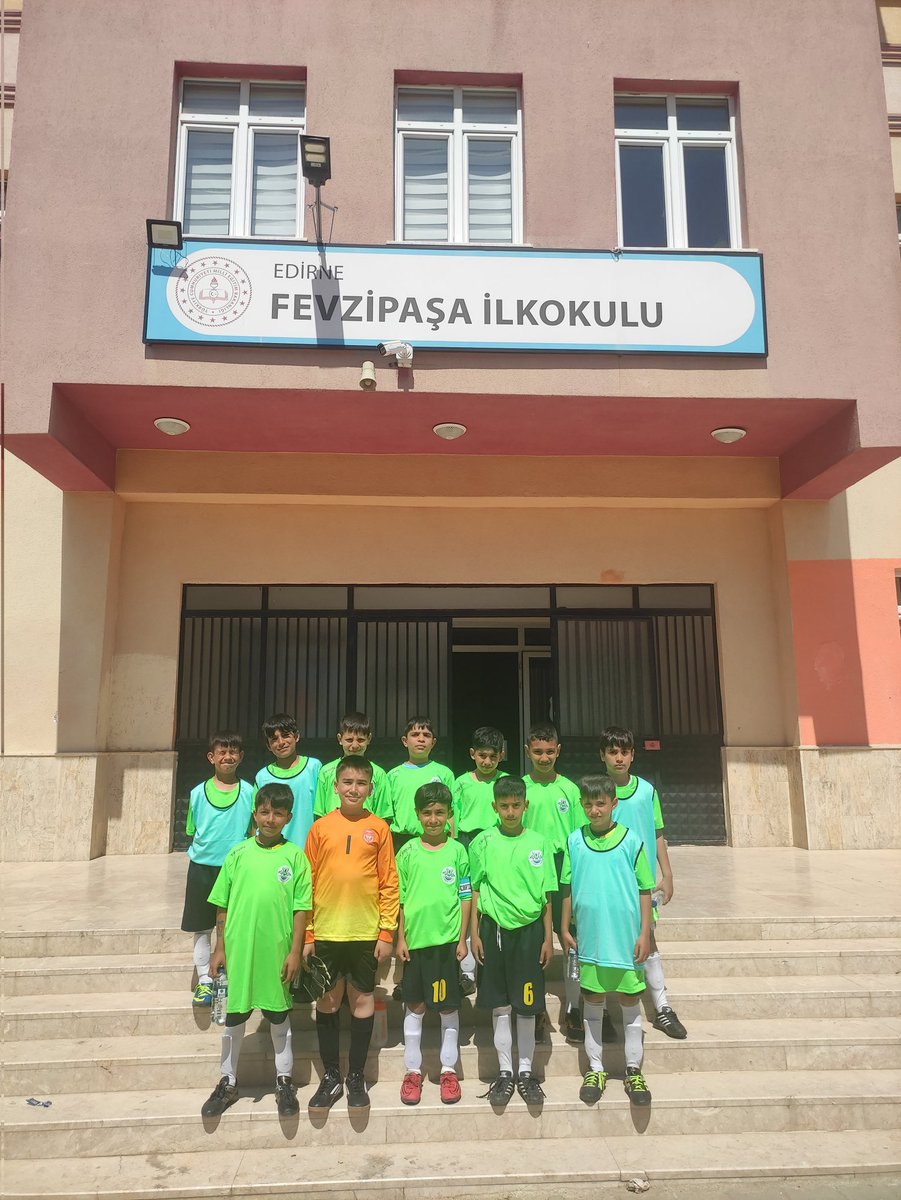 Fevzipasaedirne's tweet photo. Mahalle Ligi'ne galibiyetle başlayan okul futbol takımımızı tebrik eder, Mahalle Ligi'nde mücadele eden tüm öğrencilerimize başarılar dileriz.

@edirne_valiligi @Edirne_MEM @Dr_Onderarpaci https://t.co/AoQiulEvQE