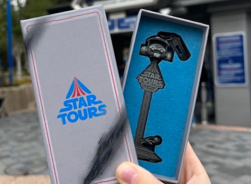 Star Tours Collectible Key to Release at Disneyland Paris on May 4th, 2024: buff.ly/3Jyqwg6 #startours #disneylandparis #captainrex #dlp