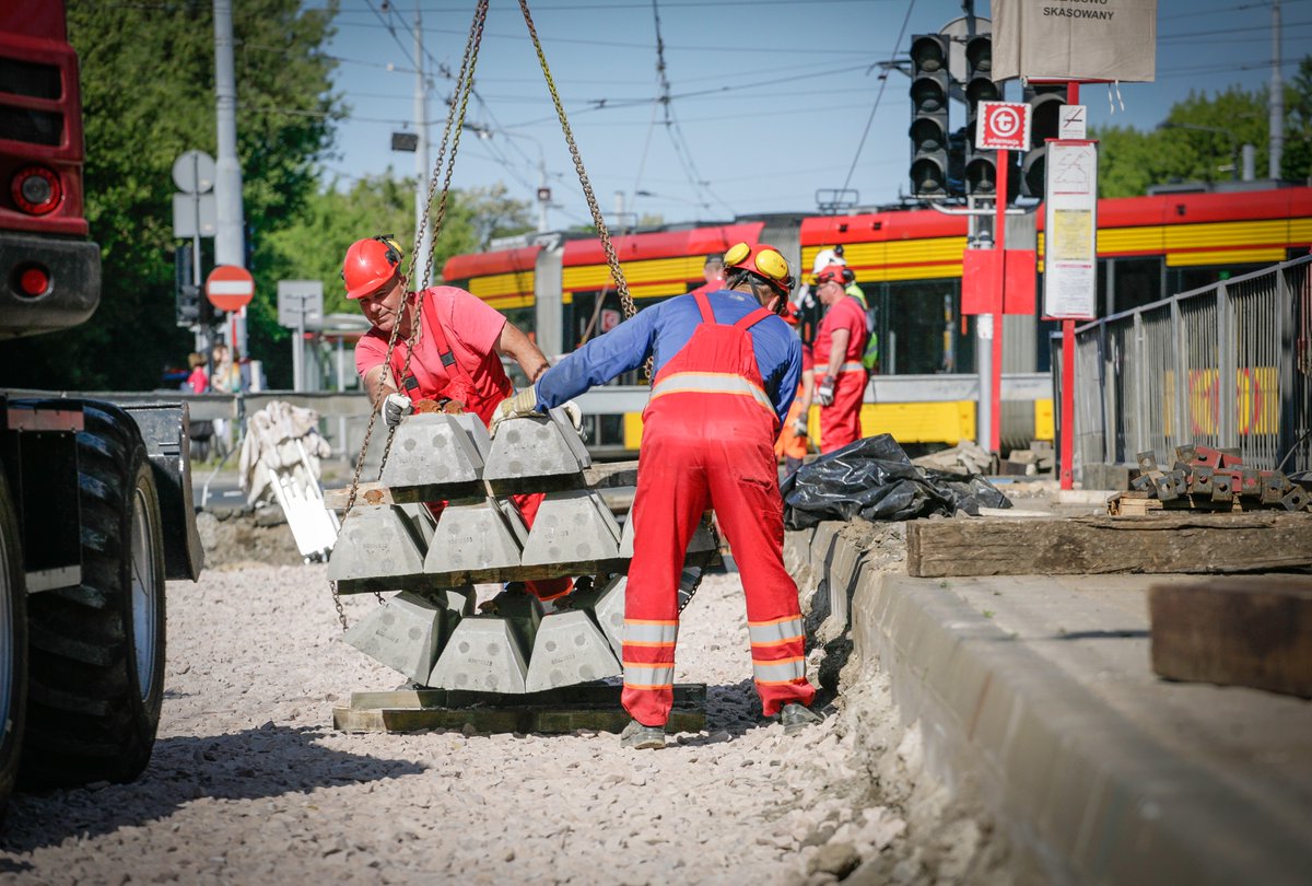 Pracowity weekend i pracowita majówka na torach tramwajowych. Wykańczamy ulice wzdłuż tramwaju na Kasprzaka, remontujemy tory na rondzie 40-latka. Budujemy także kolejne perony na Obozowej. Więcej: tw.waw.pl