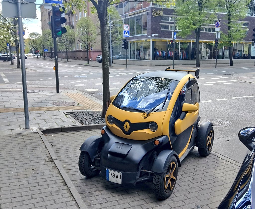 Renault Twizy Z.E. 2018 
Наче іграшкова ,а не справжня