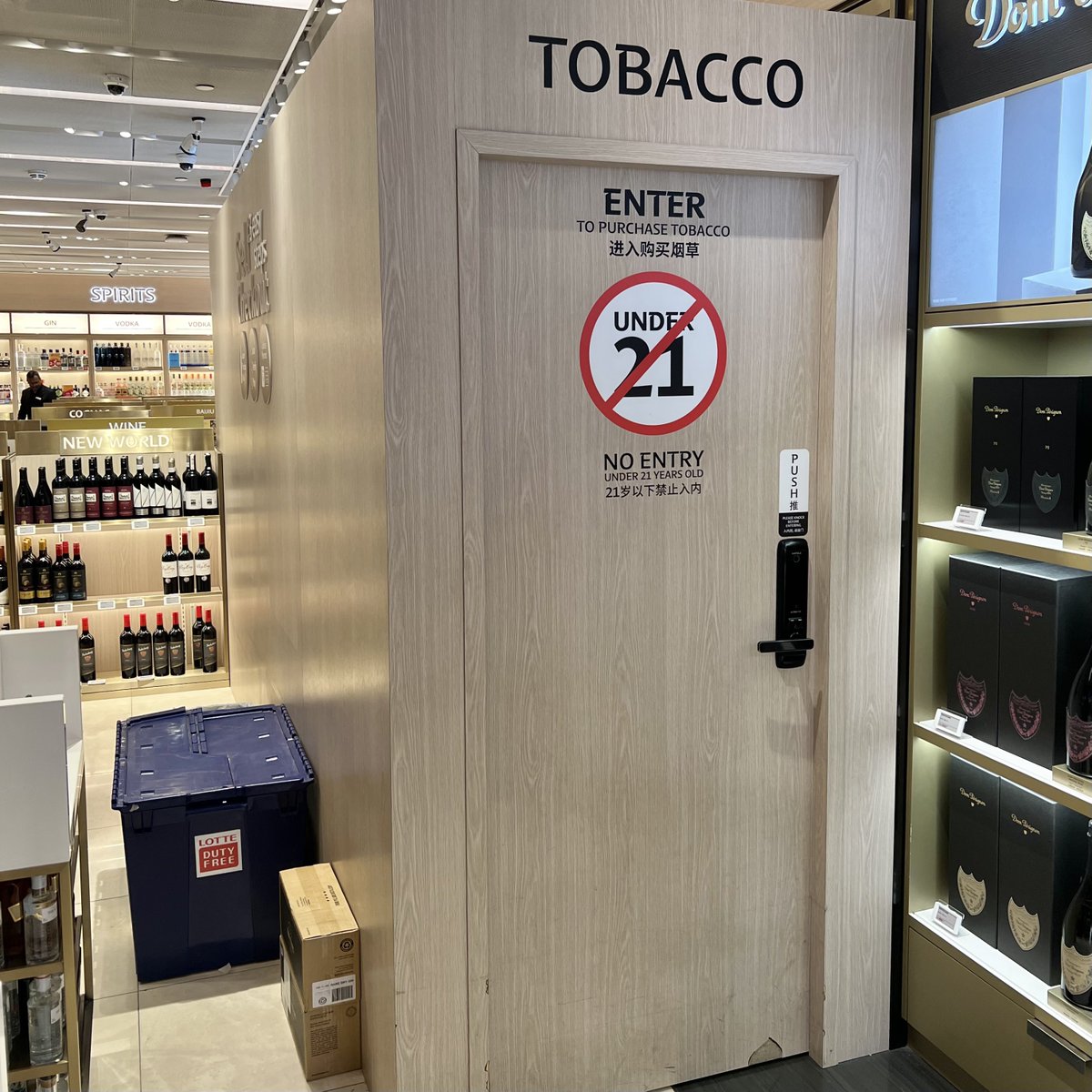 Dapet titipan temen, baru ngeh sekarang produk tembakau di Singapura sudah tidak lagi dipajang & dapat terlihat di dalam toko.

Semua disimpan di satu ruangan khusus, dan kita masuk ambil sendiri ke dalam ruangan tersebut. Semua kotak rokok dibuat seragam satu warna, dengan…