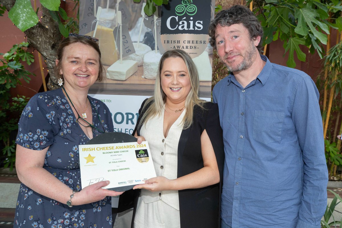 The Gold Award in the 'Soft/Semi-Soft Bloomy Rind Cheese' category being presented by Clodagh O’Sullivan @syscoireland to Siobhan Ní Ghairbhith and Brian McEntee of St. Tola Goat Cheese @sttolacheese for their 'St. Tola Original Log' Cheese #2024IrishCheeseAwards