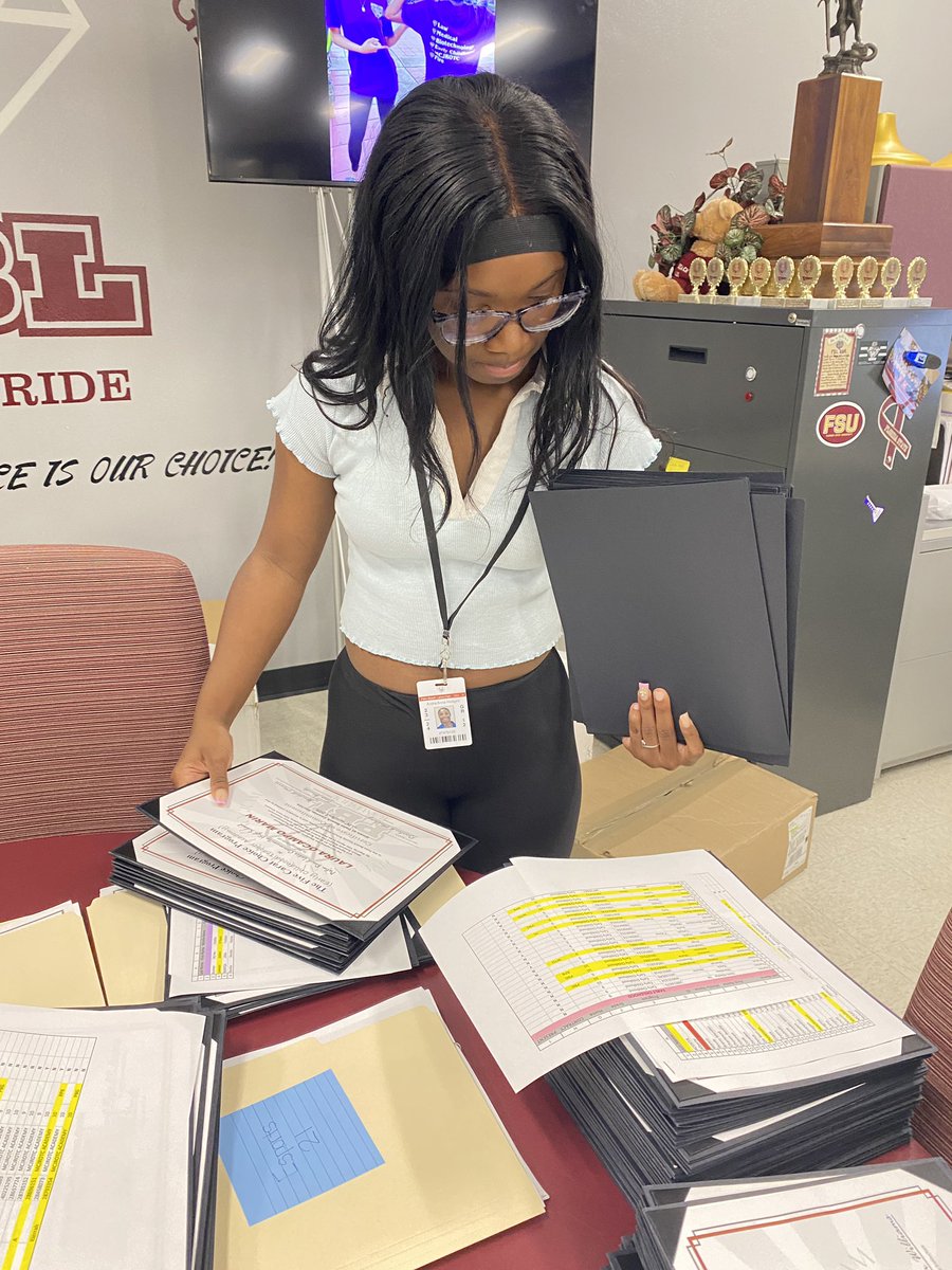 3) Five Carat Friday “Hype Photos” from the Choice Coordinator at PBL—“I expressed the need for office help via my all-academy Remind app, and seconds (not minutes or hours) later…THIS HAPPENED!” I love my Carats♥️💎♥️💎♥️! Happy Friday🎉!! @pbcsd @SDPBCChoiceCTE @LakesOnTop