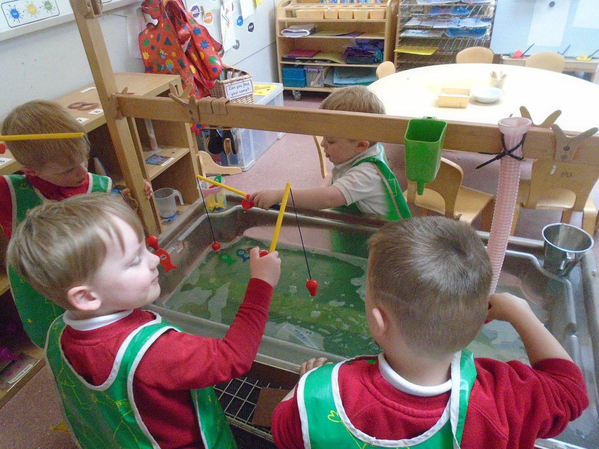 Nursery - This week at the water area we have been using the fishing rods to catch some fish. We have been working hard on our number and colour recognition by looking at what numbers are on the fish and what colour they are 🐠😀