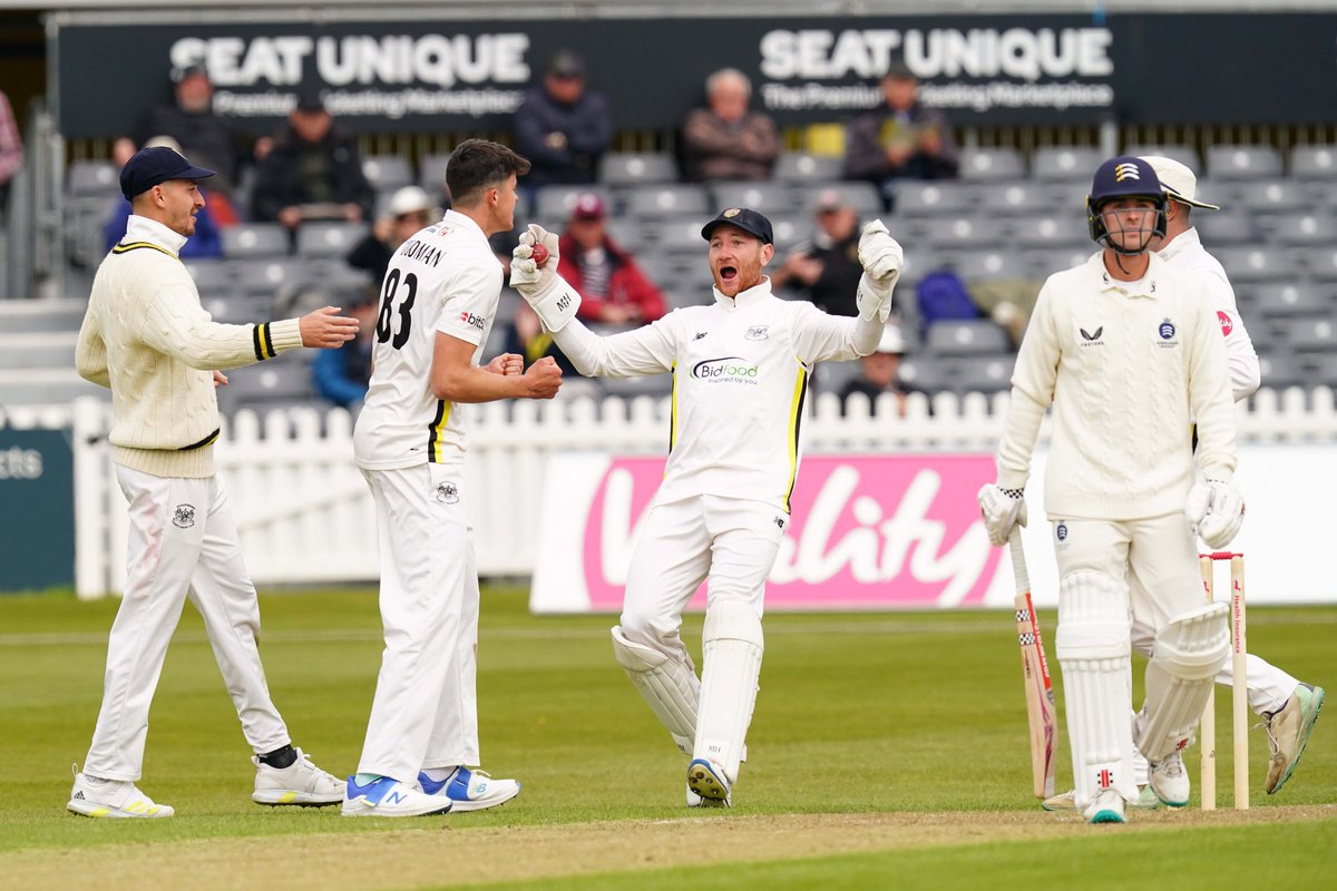 First 40 minutes after lunch:

22 runs 🏏
3 wickets ☝️

Let's keep it going! 💪

#BecomeGlorious