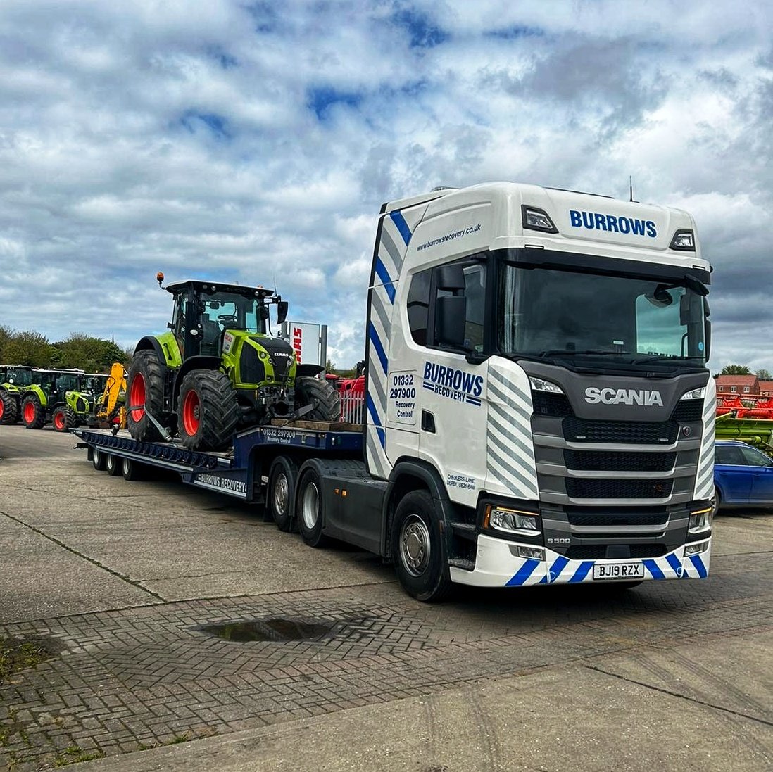 Harrison in the Scania S500 low loader on an agricultural mission, with a Claas tractor on board. 💚
#burrowsrecovery